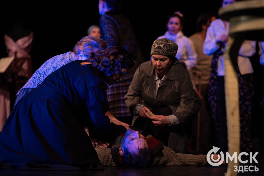 Воркутинский драматический театр имени Б.А. Мордвинова представил омскому зрителю постановку о том, чего стоило с нуля создать театр в разгар Великой Отечественной войны в условиях ГУЛАГа. Фото: Елизавета Медведева