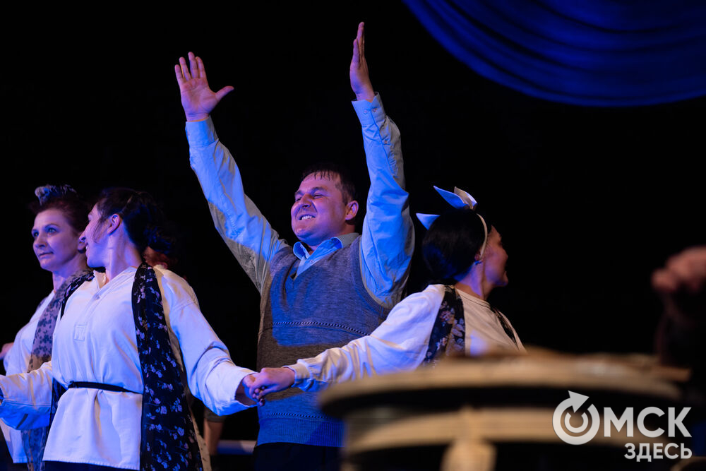 Воркутинский драматический театр имени Б.А. Мордвинова представил омскому зрителю постановку о том, чего стоило с нуля создать театр в разгар Великой Отечественной войны в условиях ГУЛАГа. Фото: Елизавета Медведева