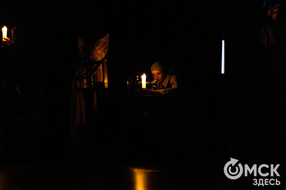 Воркутинский драматический театр имени Б.А. Мордвинова представил омскому зрителю постановку о том, чего стоило с нуля создать театр в разгар Великой Отечественной войны в условиях ГУЛАГа. Фото: Елизавета Медведева