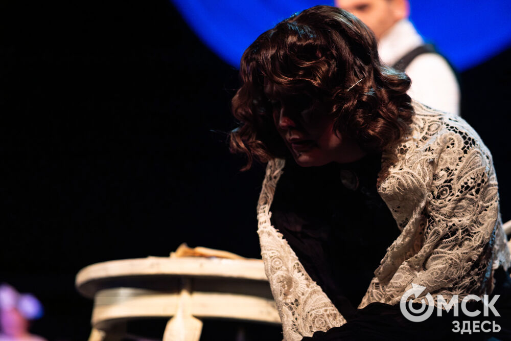 Воркутинский драматический театр имени Б.А. Мордвинова представил омскому зрителю постановку о том, чего стоило с нуля создать театр в разгар Великой Отечественной войны в условиях ГУЛАГа. Фото: Елизавета Медведева