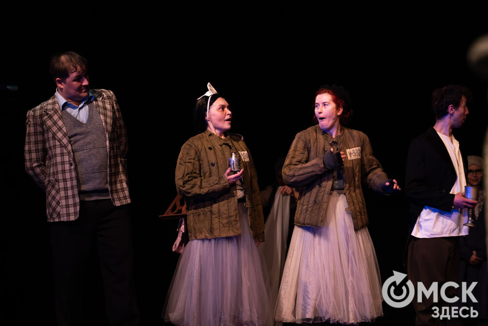 Воркутинский драматический театр имени Б.А. Мордвинова представил омскому зрителю постановку о том, чего стоило с нуля создать театр в разгар Великой Отечественной войны в условиях ГУЛАГа. Фото: Елизавета Медведева
