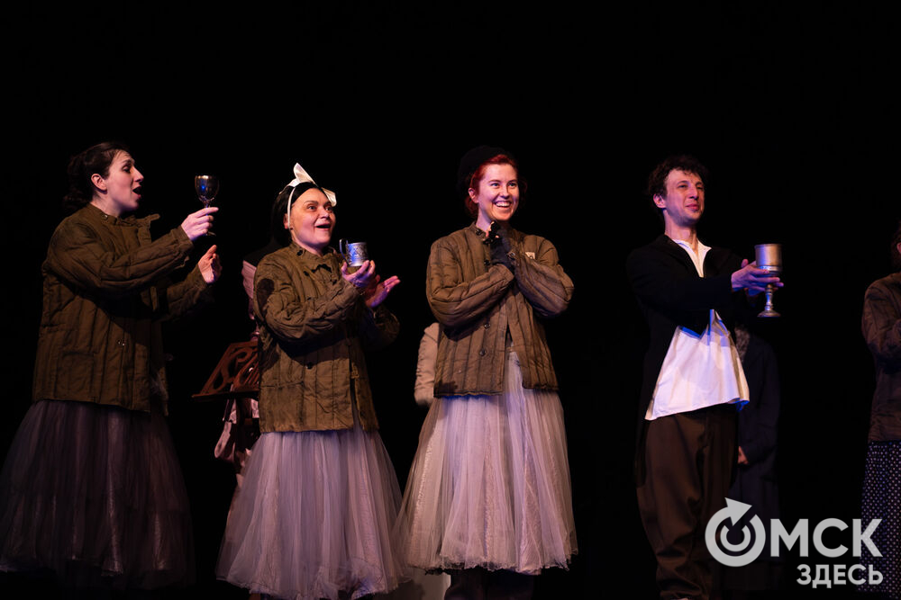 Воркутинский драматический театр имени Б.А. Мордвинова представил омскому зрителю постановку о том, чего стоило с нуля создать театр в разгар Великой Отечественной войны в условиях ГУЛАГа. Фото: Елизавета Медведева