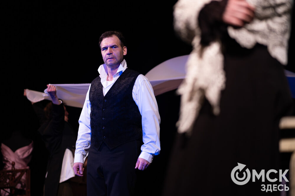 Воркутинский драматический театр имени Б.А. Мордвинова представил омскому зрителю постановку о том, чего стоило с нуля создать театр в разгар Великой Отечественной войны в условиях ГУЛАГа. Фото: Елизавета Медведева
