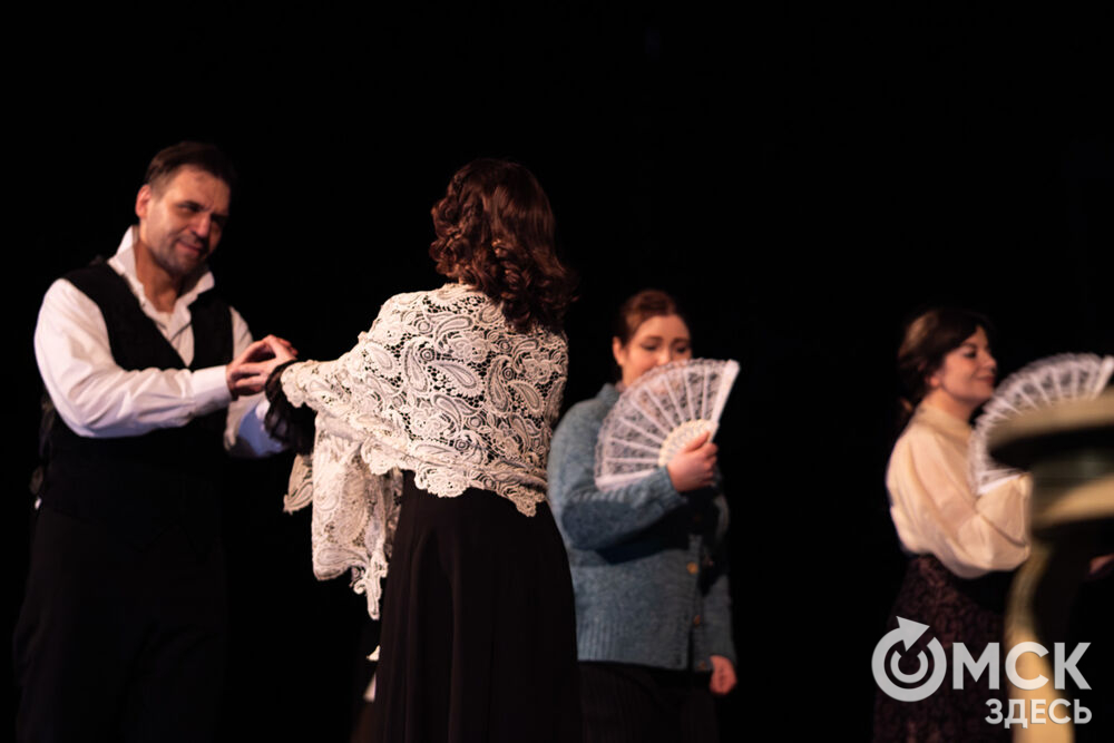 Воркутинский драматический театр имени Б.А. Мордвинова представил омскому зрителю постановку о том, чего стоило с нуля создать театр в разгар Великой Отечественной войны в условиях ГУЛАГа. Фото: Елизавета Медведева