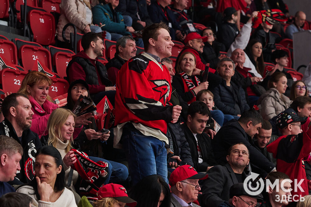"Омские крылья" одержали победу над "Челметом" в домашнем матче на обновлённом СКК. Фото: Илья Петров