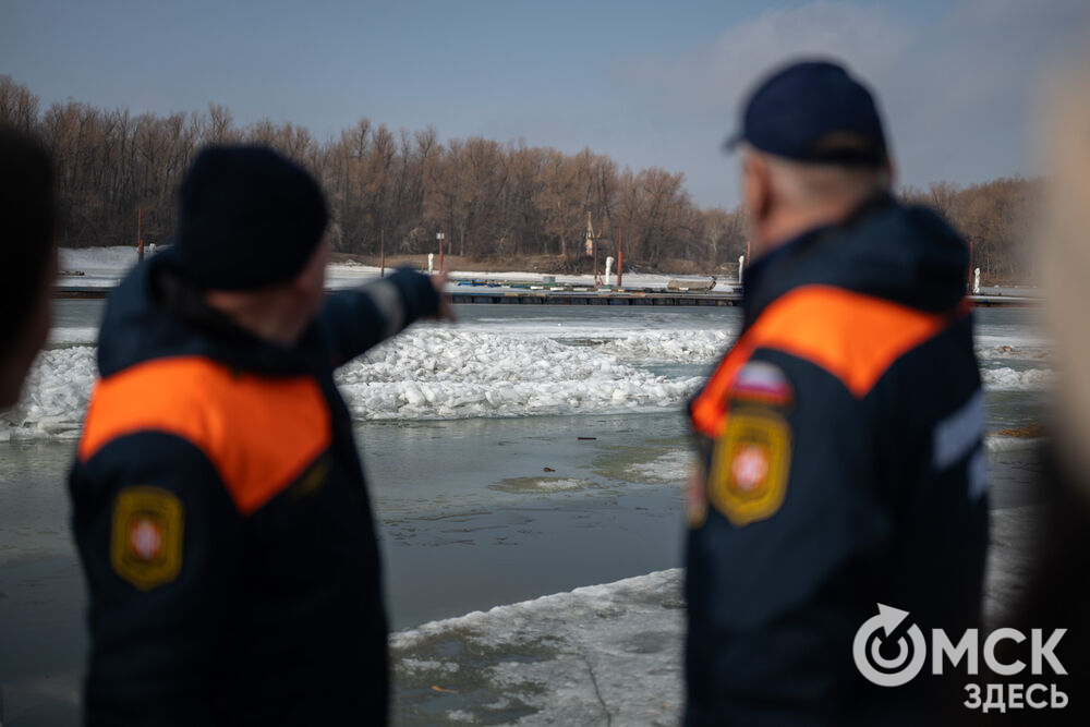 Омские спасатели отработали навыки спасения утопающих на льду. Фото: Илья Петров
