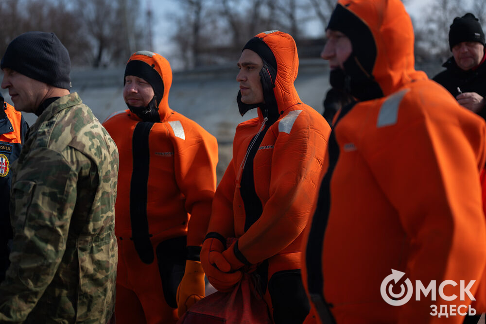 Омские спасатели отработали навыки спасения утопающих на льду. Фото: Илья Петров
