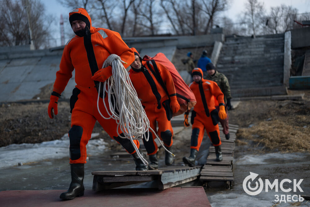 Омские спасатели отработали навыки спасения утопающих на льду. Фото: Илья Петров