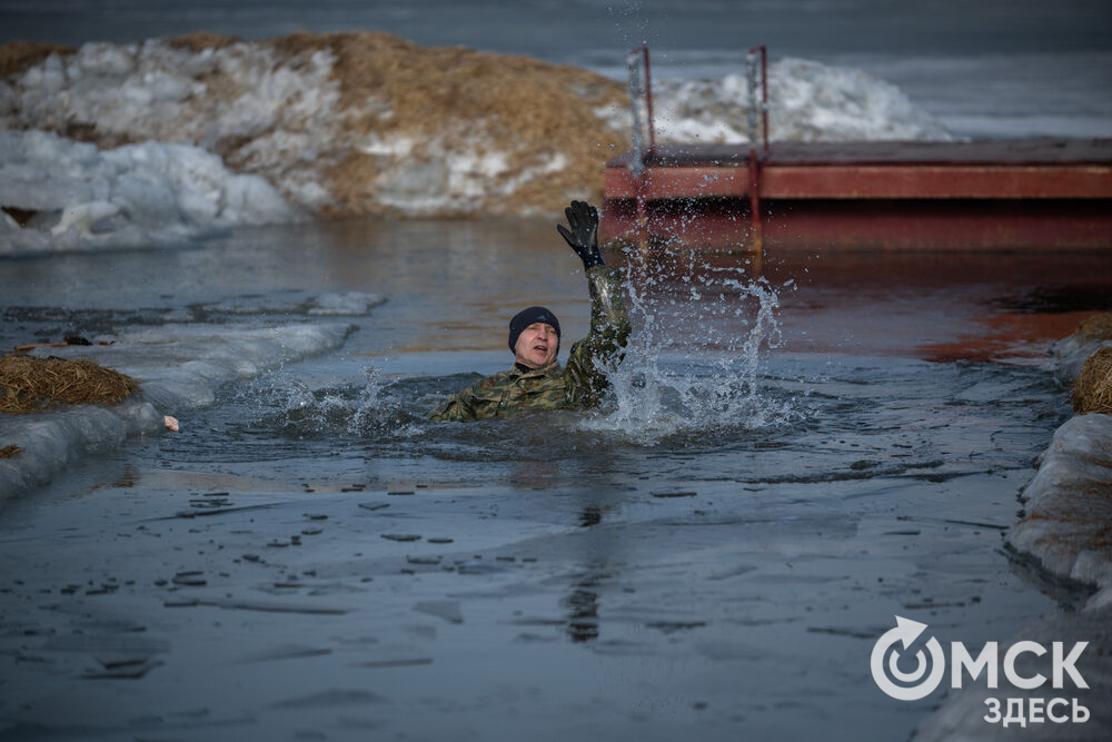 Омские спасатели отработали навыки спасения утопающих на льду. Фото: Илья Петров