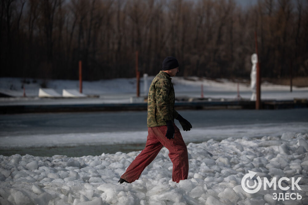 Омские спасатели отработали навыки спасения утопающих на льду. Фото: Илья Петров
