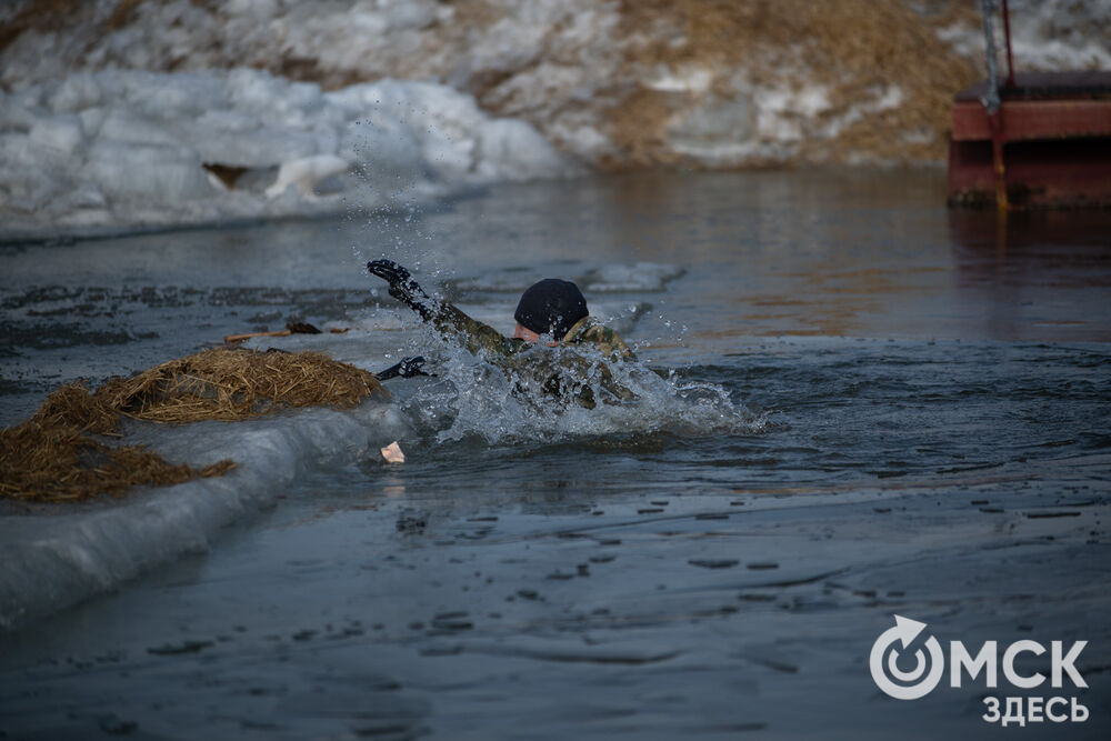 Омские спасатели отработали навыки спасения утопающих на льду. Фото: Илья Петров