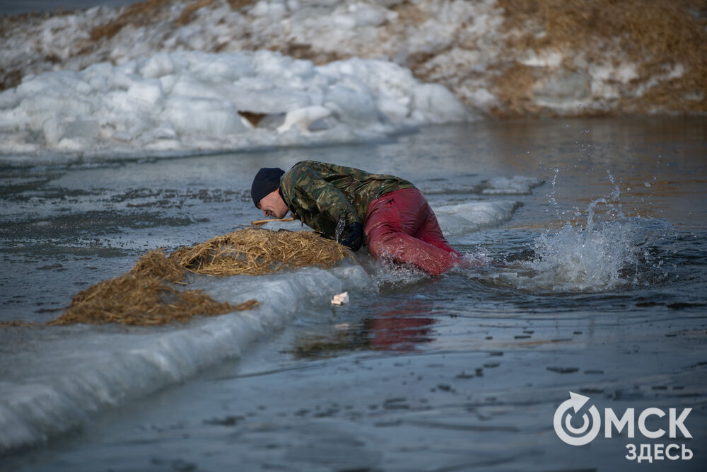 Омские спасатели отработали навыки спасения утопающих на льду. Фото: Илья Петров