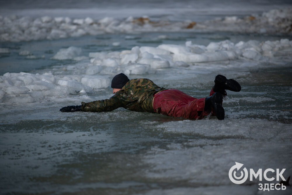 Омские спасатели отработали навыки спасения утопающих на льду. Фото: Илья Петров