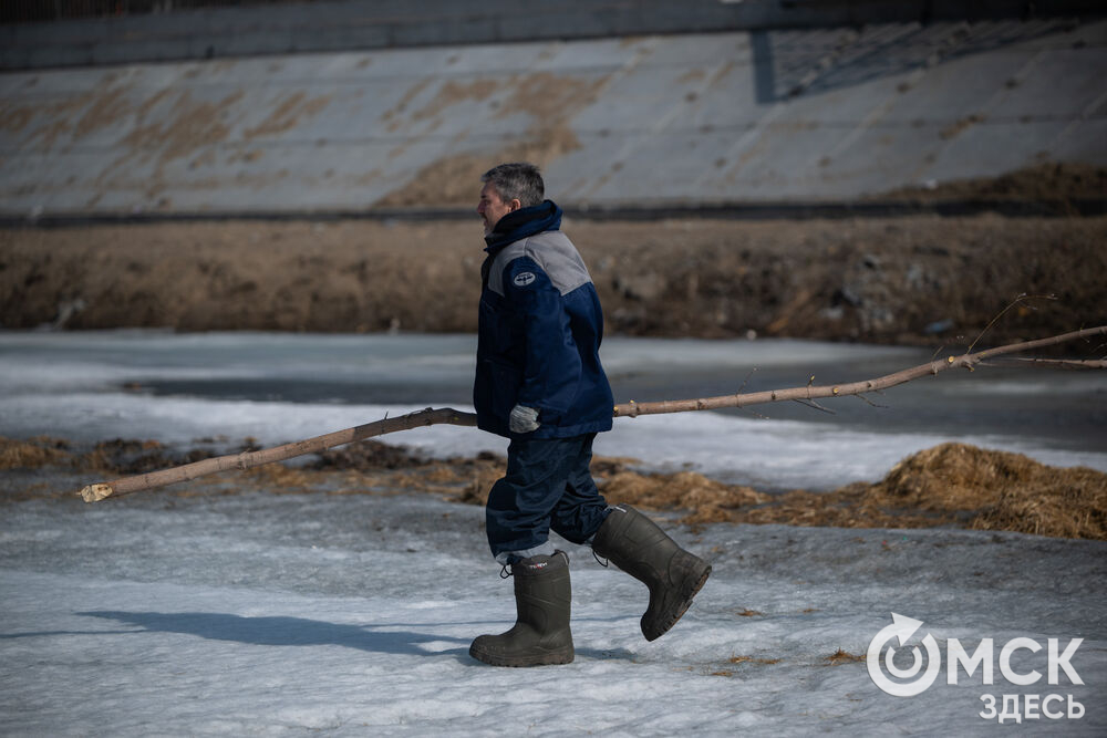 Омские спасатели отработали навыки спасения утопающих на льду. Фото: Илья Петров