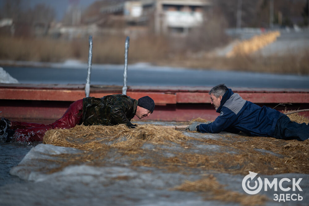 Омские спасатели отработали навыки спасения утопающих на льду. Фото: Илья Петров