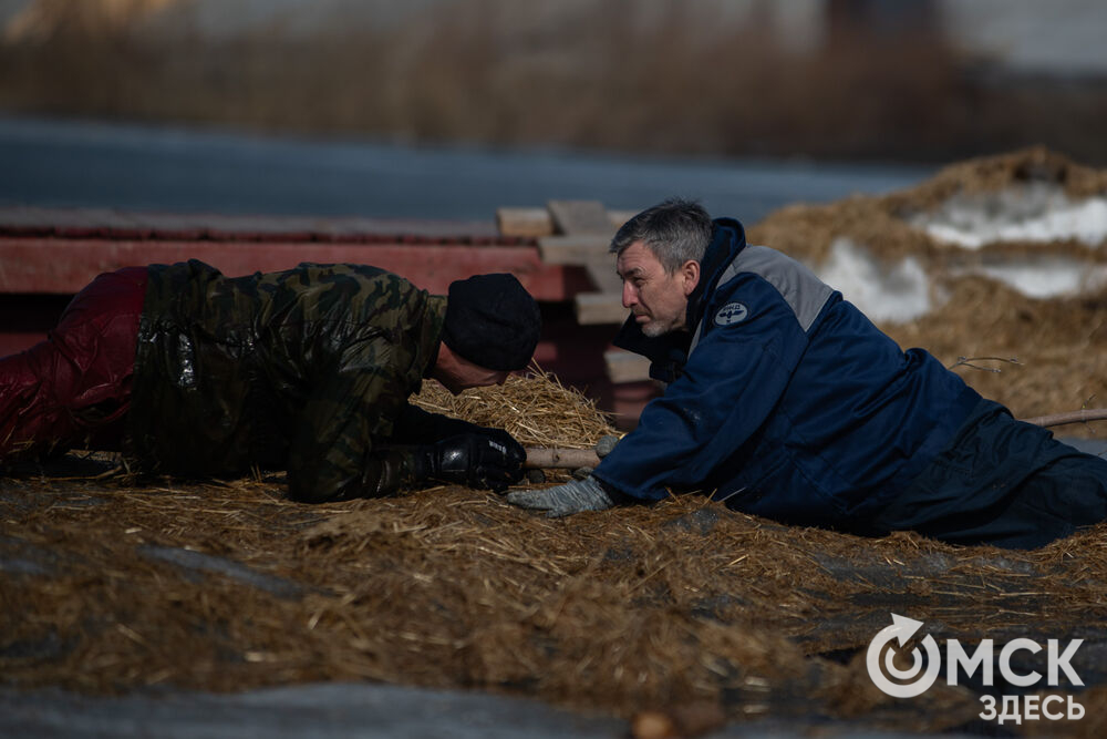Омские спасатели отработали навыки спасения утопающих на льду. Фото: Илья Петров