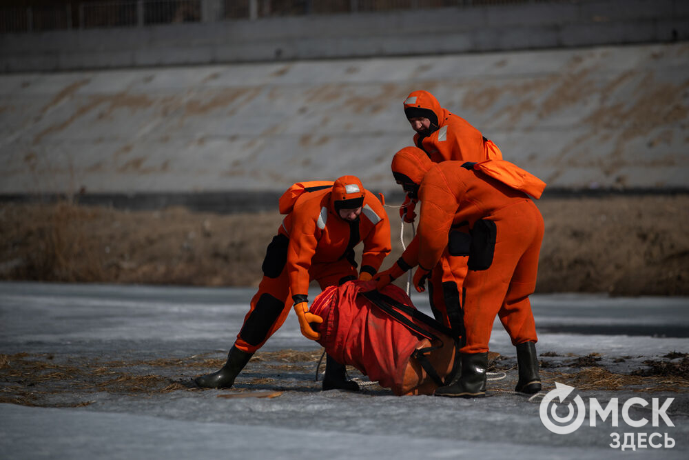 Омские спасатели отработали навыки спасения утопающих на льду. Фото: Илья Петров