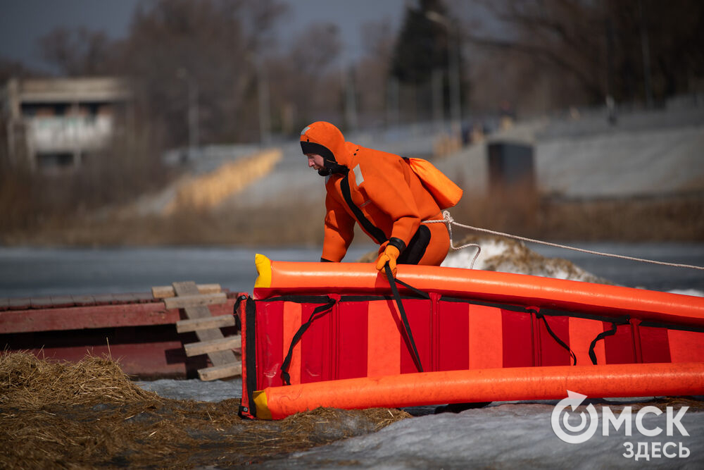 Омские спасатели отработали навыки спасения утопающих на льду. Фото: Илья Петров