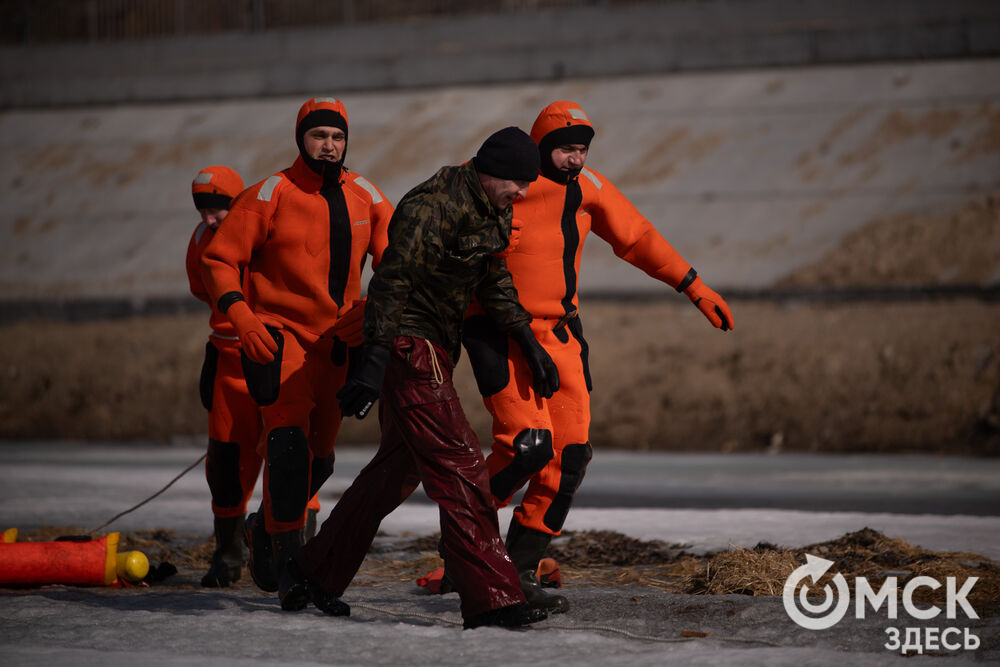 Омские спасатели отработали навыки спасения утопающих на льду. Фото: Илья Петров