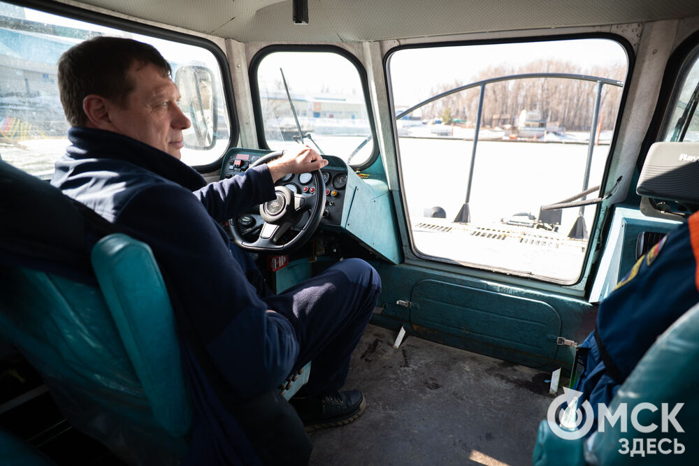 Омские спасатели отработали навыки спасения утопающих на льду. Фото: Илья Петров