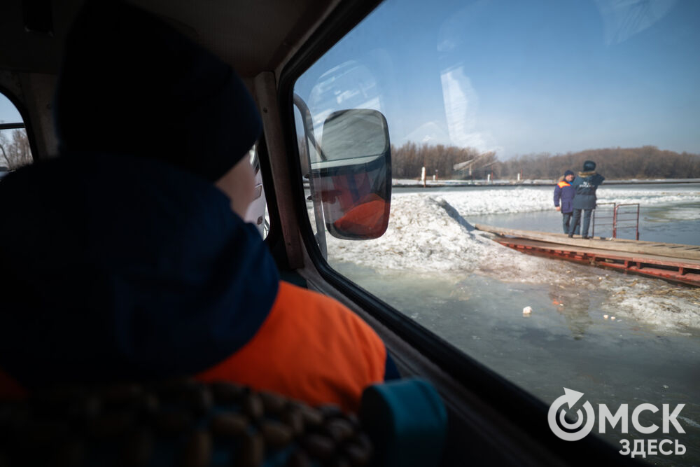 Омские спасатели отработали навыки спасения утопающих на льду. Фото: Илья Петров