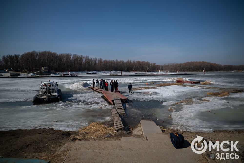 Омские спасатели отработали навыки спасения утопающих на льду. Фото: Илья Петров