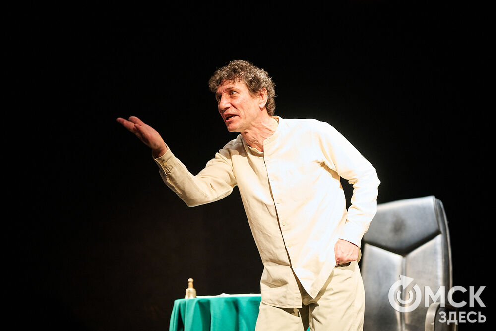 С "Честным Актёрским Творчеством" омичей познакомил заслуженный артист РФ Алексей Вы́сторопец. Фото: Илья Петров