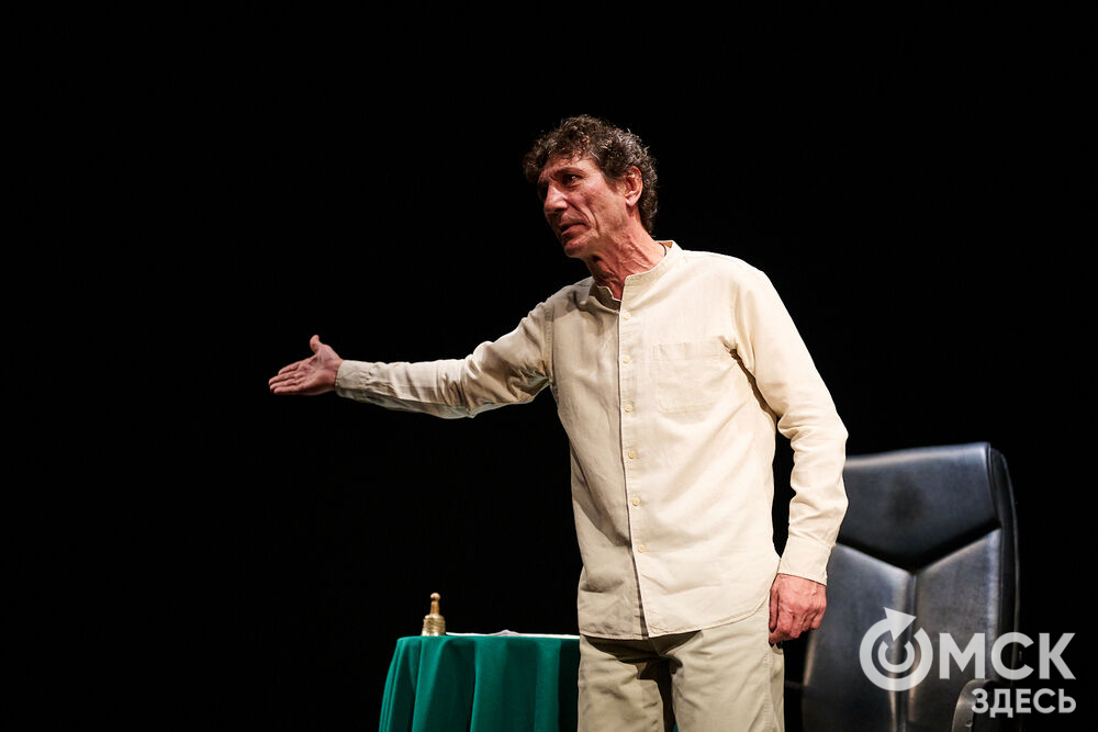 С "Честным Актёрским Творчеством" омичей познакомил заслуженный артист РФ Алексей Вы́сторопец. Фото: Илья Петров