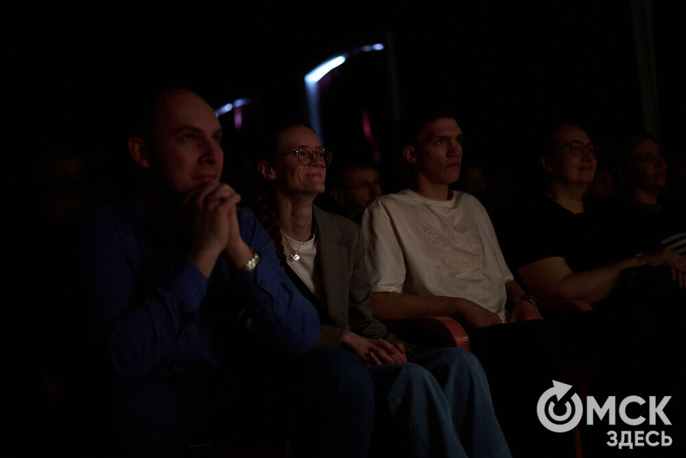 С "Честным Актёрским Творчеством" омичей познакомил заслуженный артист РФ Алексей Вы́сторопец. Фото: Илья Петров