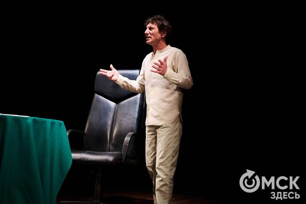 С "Честным Актёрским Творчеством" омичей познакомил заслуженный артист РФ Алексей Вы́сторопец. Фото: Илья Петров