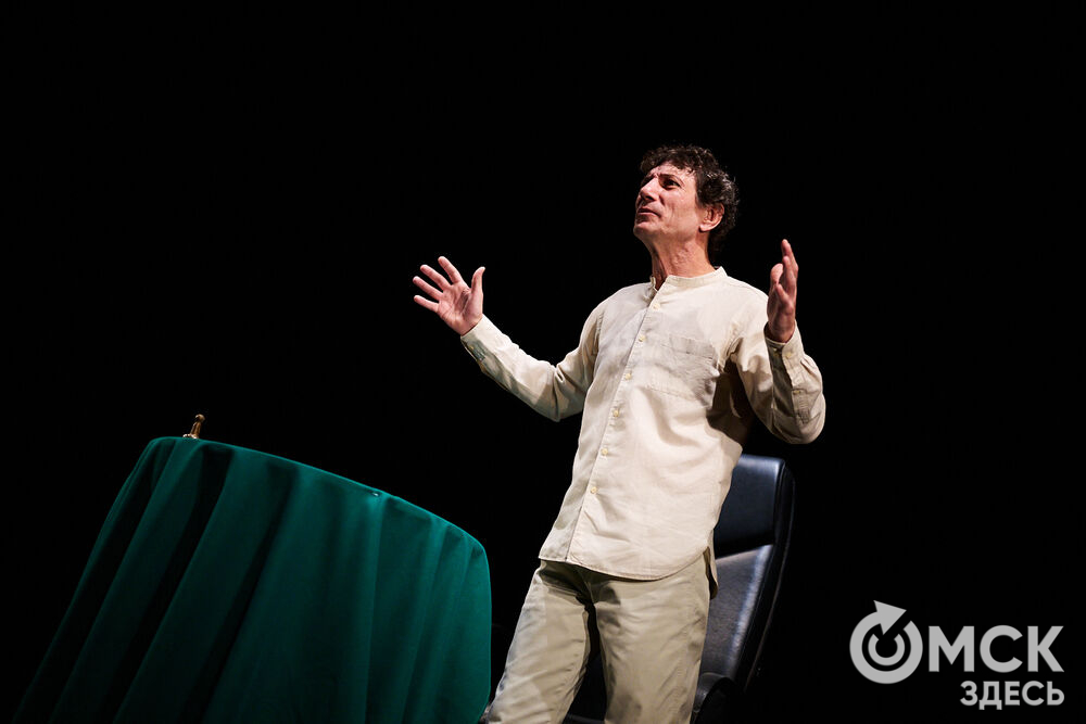 С "Честным Актёрским Творчеством" омичей познакомил заслуженный артист РФ Алексей Вы́сторопец. Фото: Илья Петров