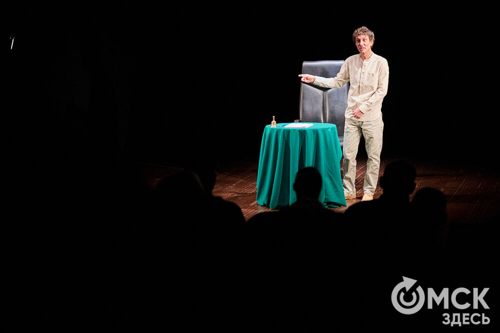 С "Честным Актёрским Творчеством" омичей познакомил заслуженный артист РФ Алексей Вы́сторопец. Фото: Илья Петров