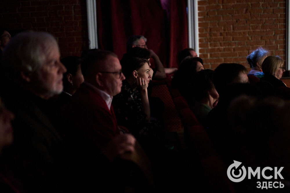 С "Честным Актёрским Творчеством" омичей познакомил заслуженный артист РФ Алексей Вы́сторопец. Фото: Илья Петров