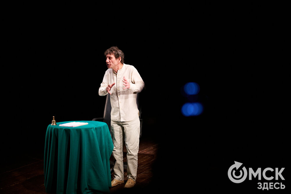 С "Честным Актёрским Творчеством" омичей познакомил заслуженный артист РФ Алексей Вы́сторопец. Фото: Илья Петров