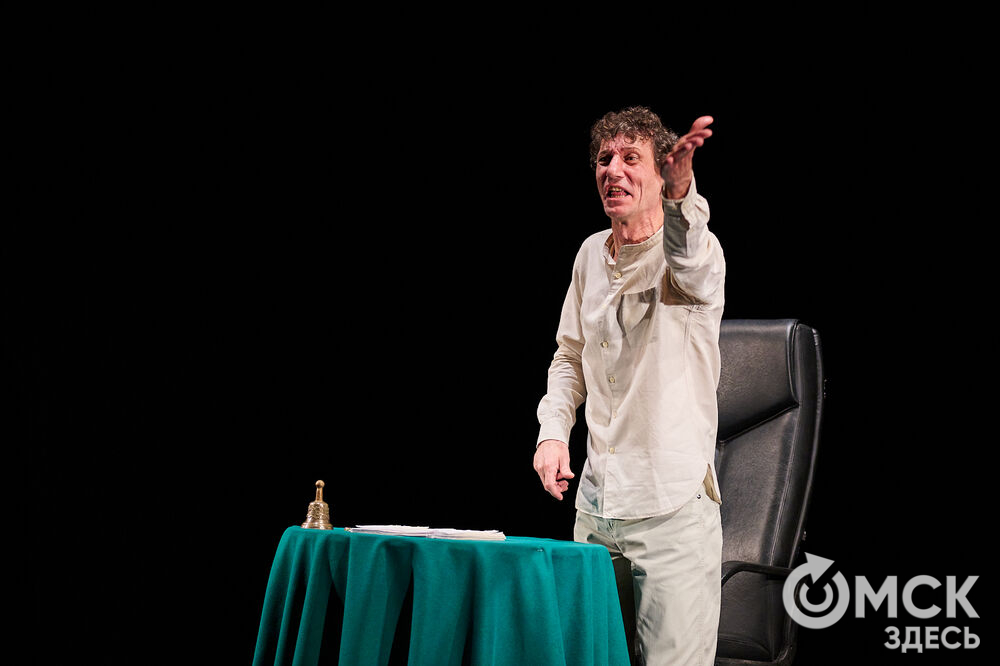 С "Честным Актёрским Творчеством" омичей познакомил заслуженный артист РФ Алексей Вы́сторопец. Фото: Илья Петров