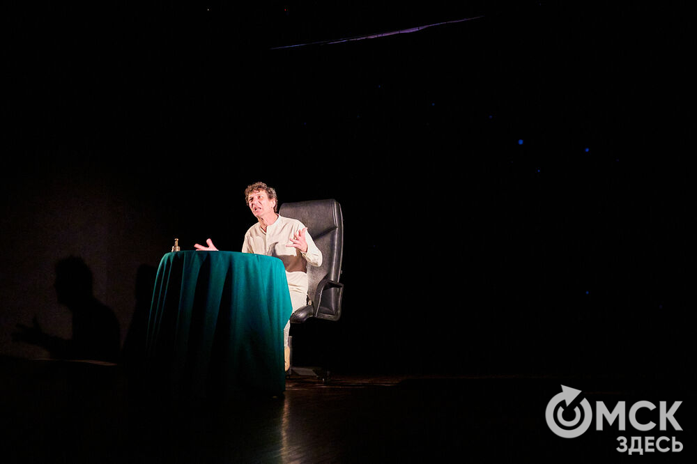 С "Честным Актёрским Творчеством" омичей познакомил заслуженный артист РФ Алексей Вы́сторопец. Фото: Илья Петров