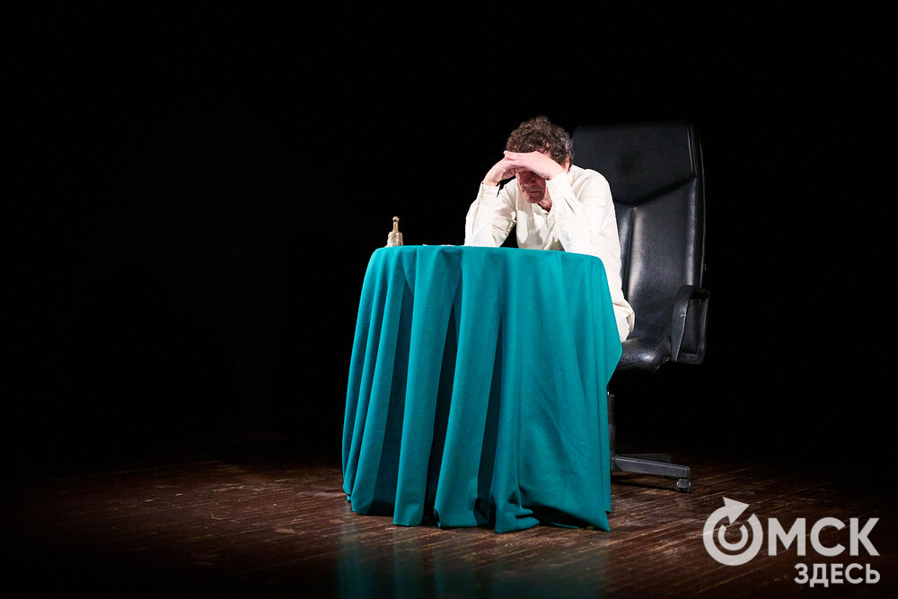 С "Честным Актёрским Творчеством" омичей познакомил заслуженный артист РФ Алексей Вы́сторопец. Фото: Илья Петров