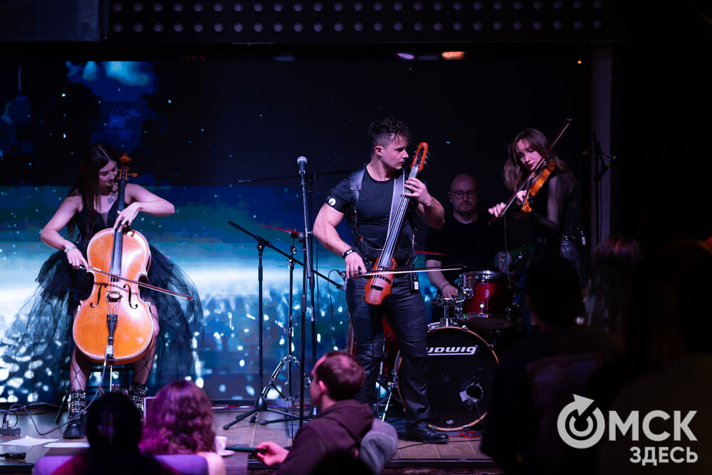 Коллектив из Санкт-Петербурга представил омичам перформанс "От Классики До Рока" (6+). Фото: Елизавета Медведева