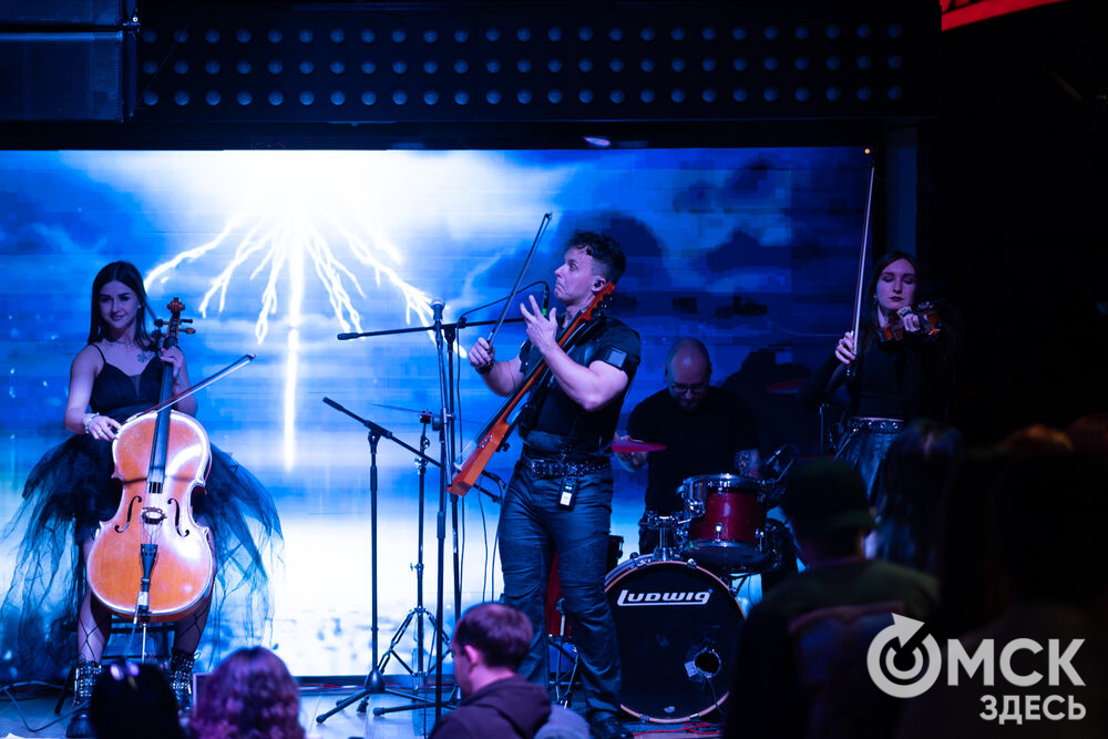 Коллектив из Санкт-Петербурга представил омичам перформанс "От Классики До Рока" (6+). Фото: Елизавета Медведева