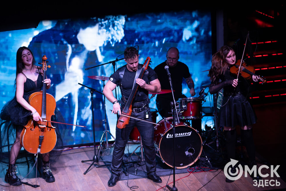 Коллектив из Санкт-Петербурга представил омичам перформанс "От Классики До Рока" (6+). Фото: Елизавета Медведева