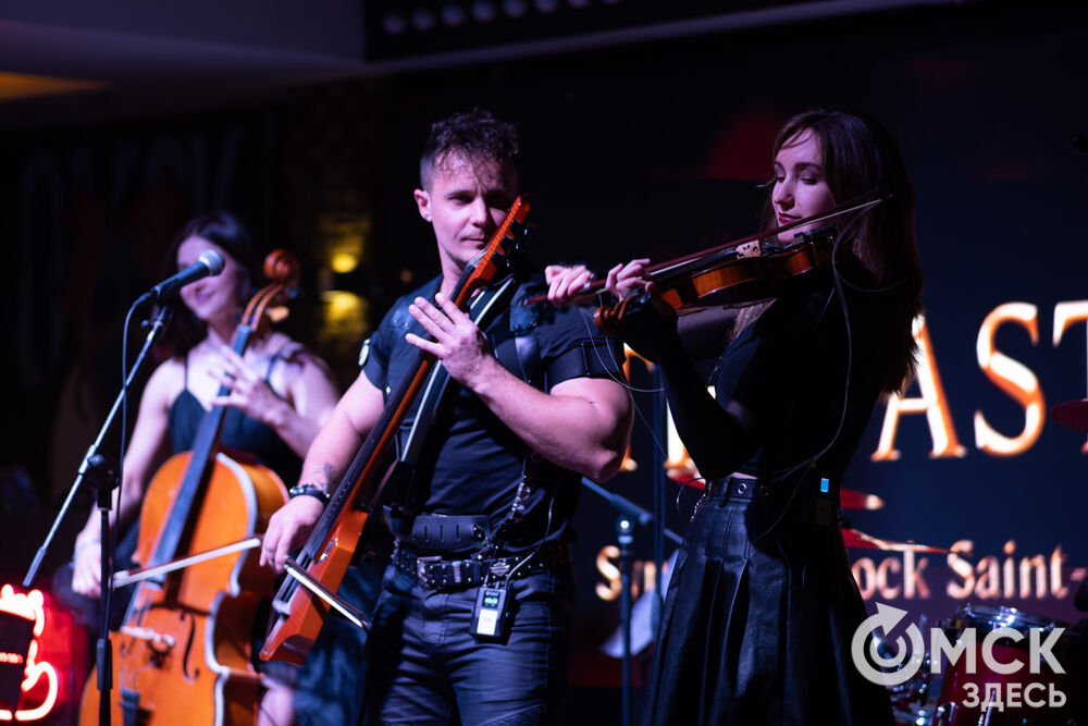 Коллектив из Санкт-Петербурга представил омичам перформанс "От Классики До Рока" (6+). Фото: Елизавета Медведева