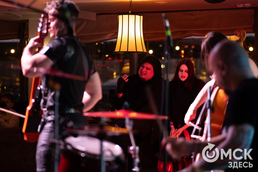 Коллектив из Санкт-Петербурга представил омичам перформанс "От Классики До Рока" (6+). Фото: Елизавета Медведева