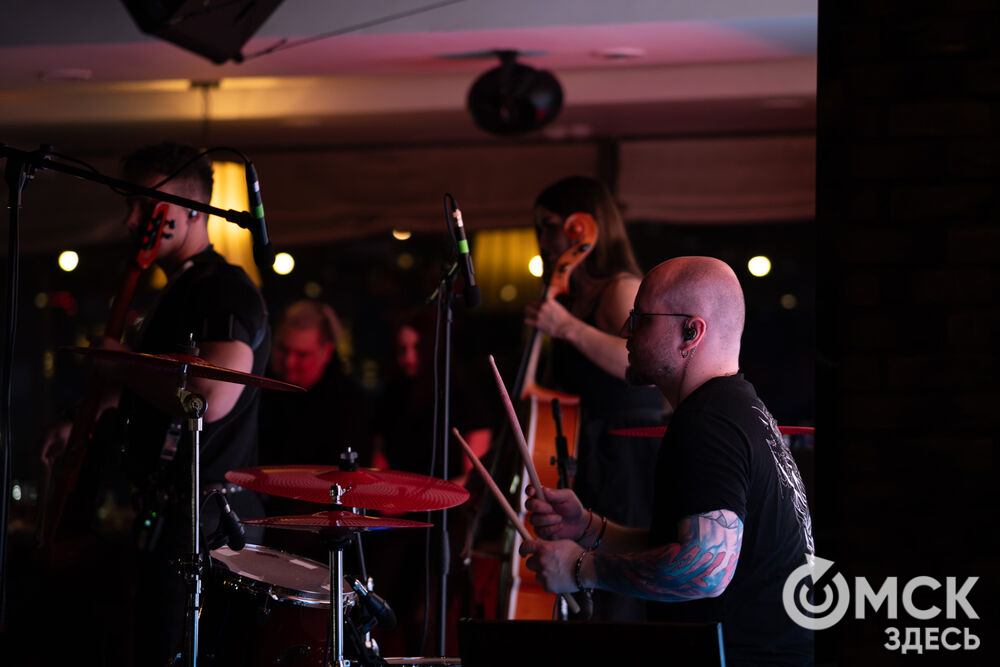 Коллектив из Санкт-Петербурга представил омичам перформанс "От Классики До Рока" (6+). Фото: Елизавета Медведева