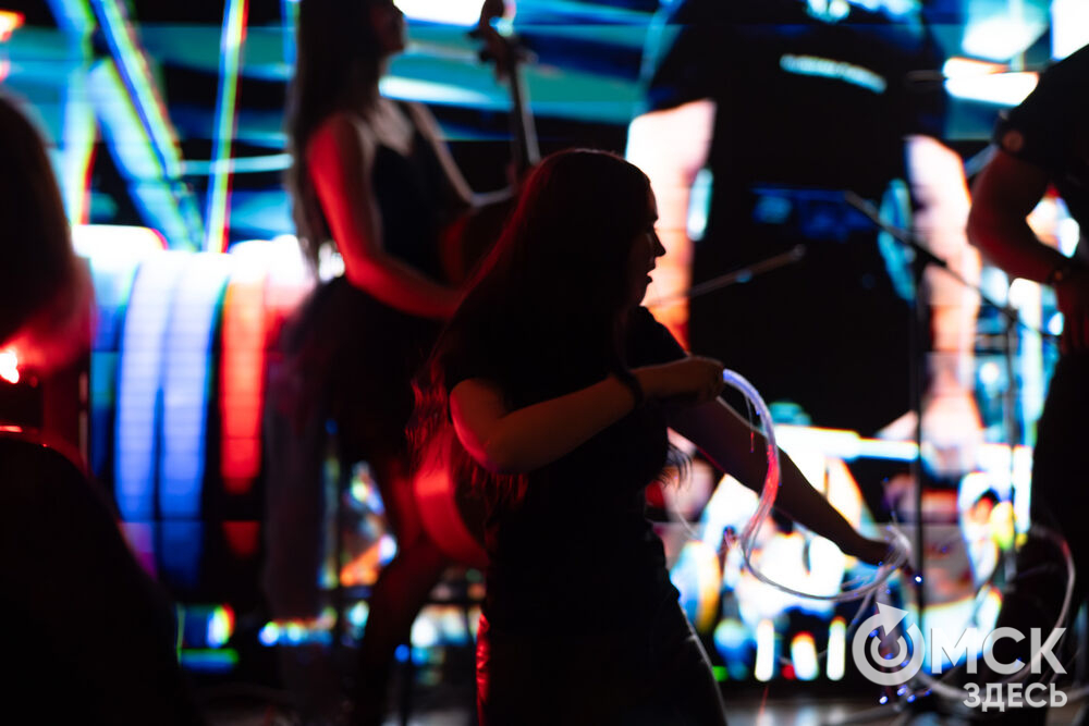 Коллектив из Санкт-Петербурга представил омичам перформанс "От Классики До Рока" (6+). Фото: Елизавета Медведева