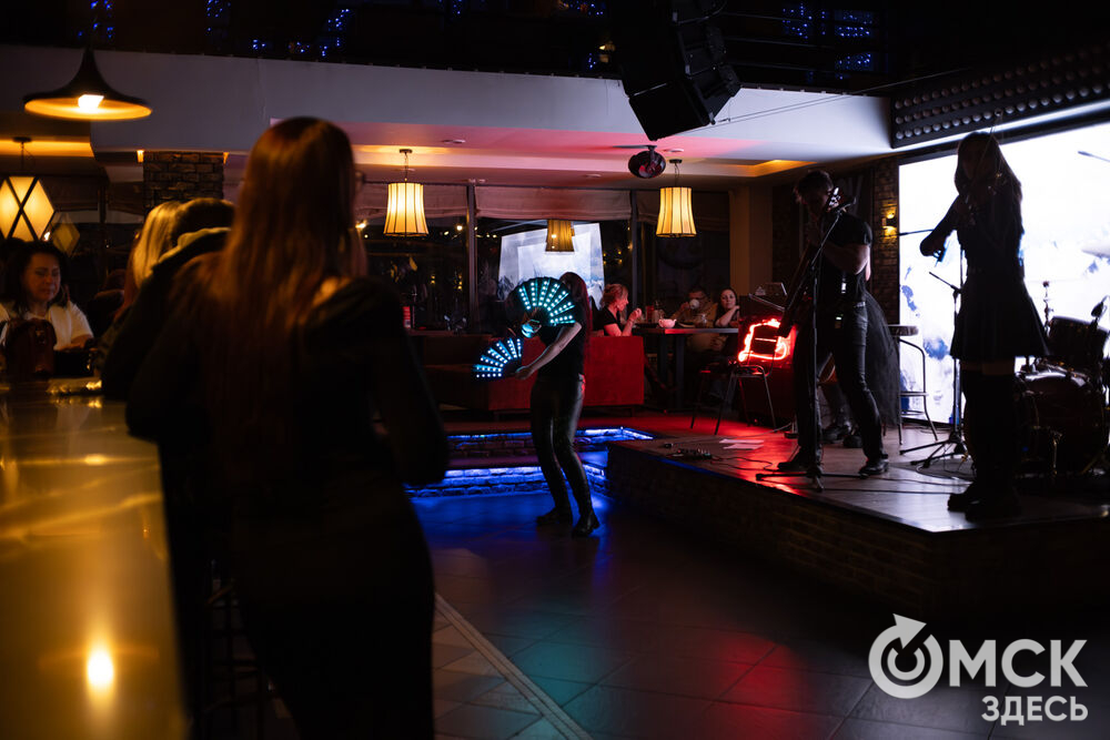 Коллектив из Санкт-Петербурга представил омичам перформанс "От Классики До Рока" (6+). Фото: Елизавета Медведева