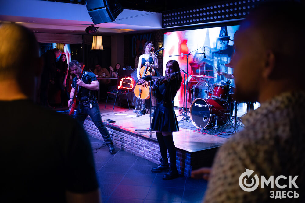 Коллектив из Санкт-Петербурга представил омичам перформанс "От Классики До Рока" (6+). Фото: Елизавета Медведева