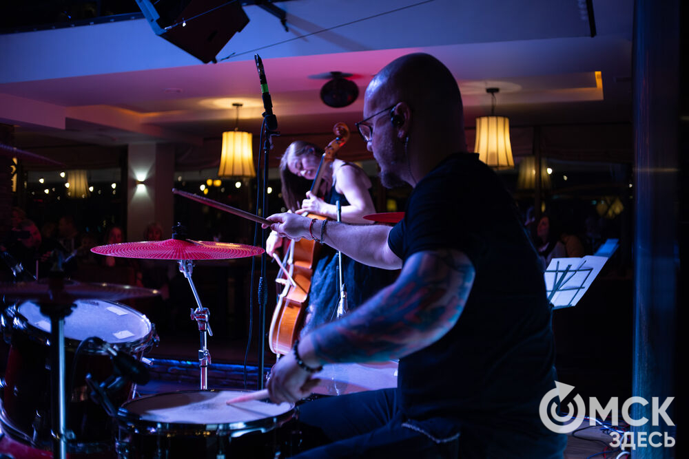 Коллектив из Санкт-Петербурга представил омичам перформанс "От Классики До Рока" (6+). Фото: Елизавета Медведева