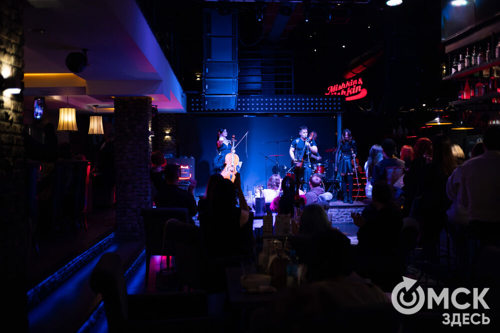 Коллектив из Санкт-Петербурга представил омичам перформанс "От Классики До Рока" (6+). Фото: Елизавета Медведева