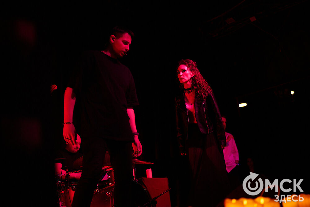 Артисты проекта "Фьюжн" застряли между мирами на сцене омского ночного клуба. Фото: Илья Петров