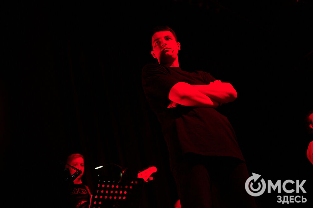 Артисты проекта "Фьюжн" застряли между мирами на сцене омского ночного клуба. Фото: Илья Петров